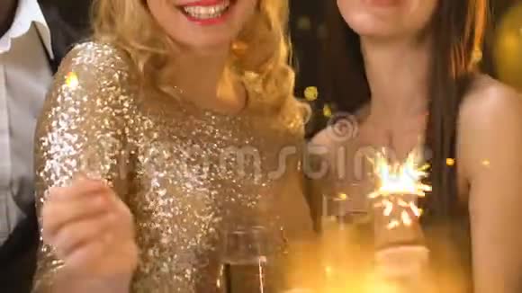 戴着酒杯的漂亮女人庆祝新年视频的预览图