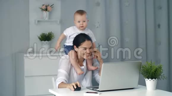 有孩子的工作妈妈视频的预览图