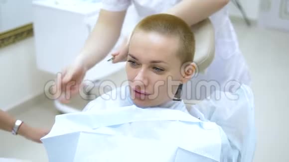 一个女人去看牙医准备考试视频的预览图