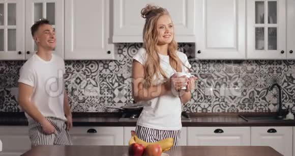 爱的情侣在厨房拥抱视频的预览图