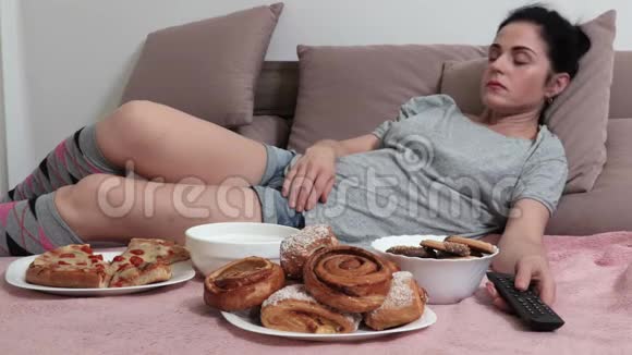 女人在吃了不健康的食物后睡着了视频的预览图