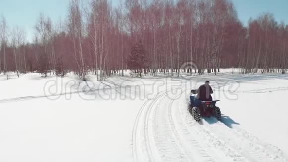 一个人从白雪覆盖的田野中间的广场上下来视频的预览图