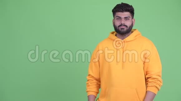 一个身材矮小体重超重的印度男人视频的预览图
