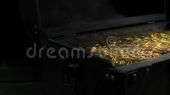 在木制箱子里发光的金币视频的预览图