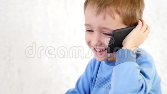 一个小男孩的肖像孩子打电话体验喜悦和欢笑的情绪视频的预览图