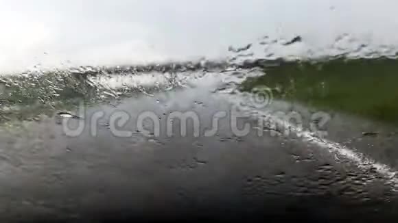 高速公路大雨视频的预览图