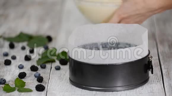 女人手把蛋糕面糊倒入蛋糕模具准备烘焙视频的预览图