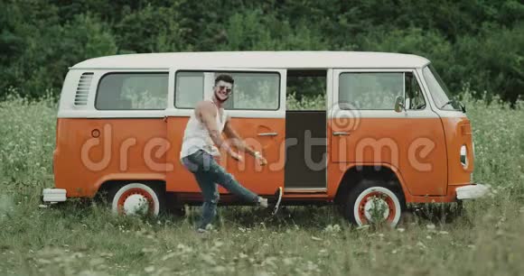 一辆橙色老式货车前的现代派对4k视频的预览图