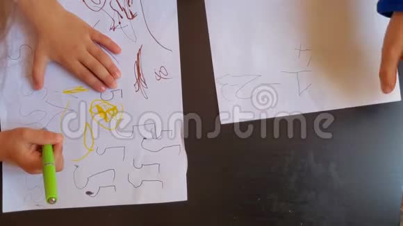 在做小学家庭作业时用手写字用手写字视频的预览图