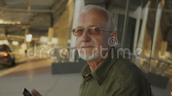 城市背景下灰发灰胡子的老人肖像视频的预览图