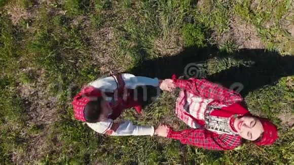 两个穿着俄罗斯传统服装的女人抬起头然后开始跳舞镜头上升视频的预览图