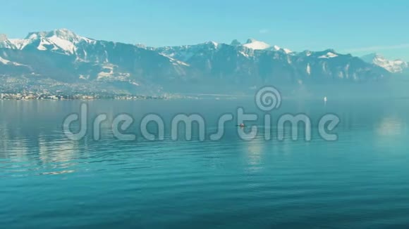 两名男子在日内瓦蓝湖晴天举行皮划艇瑞士阿尔卑斯山视频的预览图
