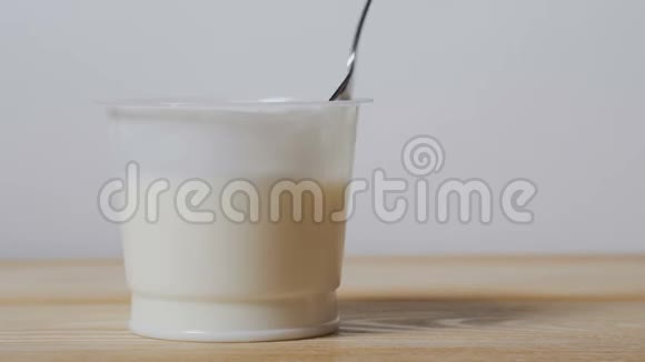 那个女孩从罐子里吃酸奶视频的预览图