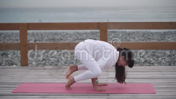 女人在户外享受她的轻松锻炼视频的预览图