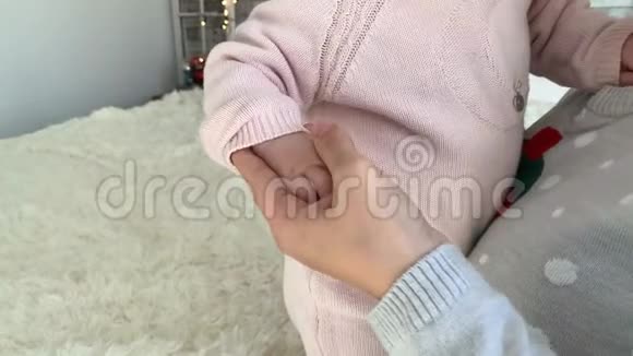 母亲温柔地抱着一个穿着粉红色衣服的婴儿健康的生活方式快乐的父母童年视频的预览图