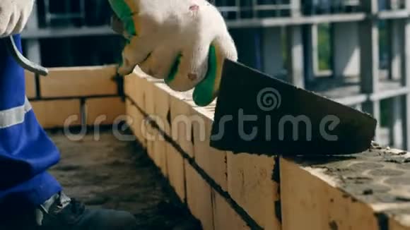 一人用调色板刀铺砖视频的预览图