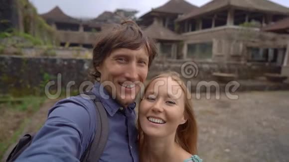 慢镜头快乐的游客男人和女人参观贝都古尔废弃而神秘的酒店印度尼西亚巴厘视频的预览图