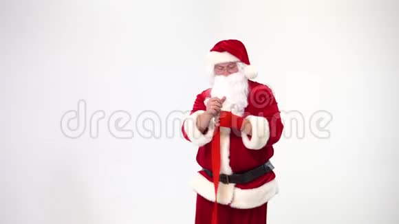 圣诞节白色背景上的圣诞老人为bokasa和kickboxing卷起红色绷带斗士的形象视频的预览图