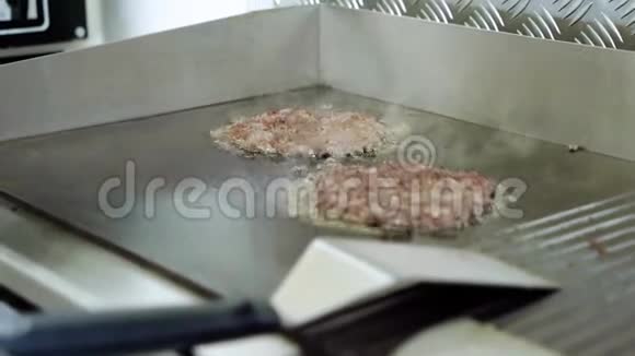 煮牛肉和猪肉肉片做汉堡厨师从锅中取出油炸肉丸视频的预览图
