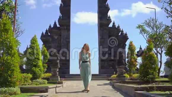 慢镜头年轻女性游客参观印度尼西亚巴厘岛的梵天维哈拉阿拉姆寺巴厘岛旅行视频的预览图