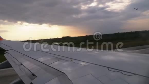 在日落起飞时从乘客飞机机翼的窗口观看视频的预览图
