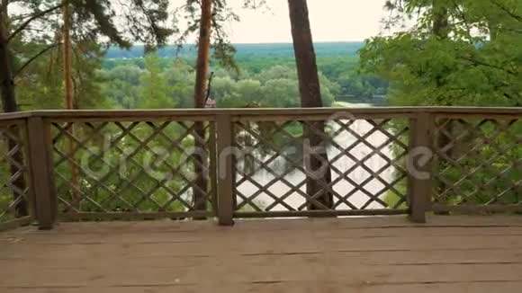 从露台上观赏河流视频的预览图