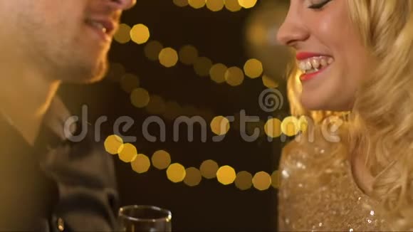 两人在公司聚会上喝香槟金发女郎调情勾引视频的预览图