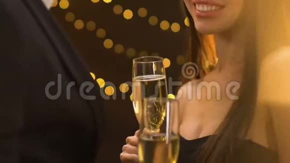 微笑诱惑女人拿着香槟和男人调情派对视频的预览图