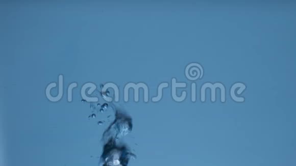 慢动作气泡在水下的抽象运动旋转的气泡在蓝色的水中喷射特写镜头视频的预览图
