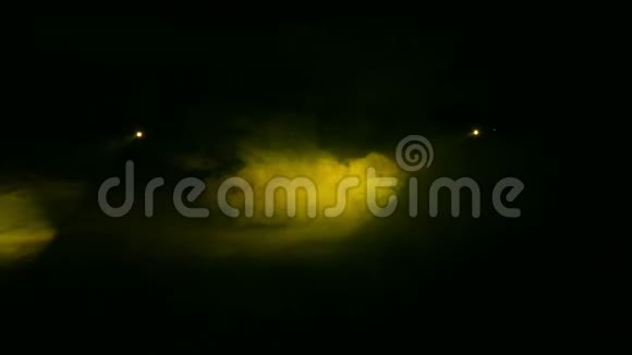 光线在烟雾毯的黑暗中产生黄色轮廓聚光灯视频的预览图