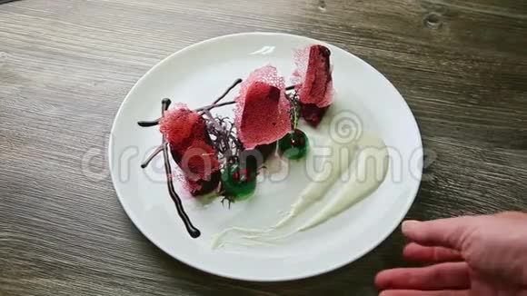 人手旋转盘子精致的装饰餐厅甜点视频的预览图