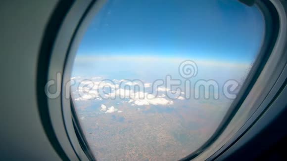 云和陆地从飞机上显示视频的预览图