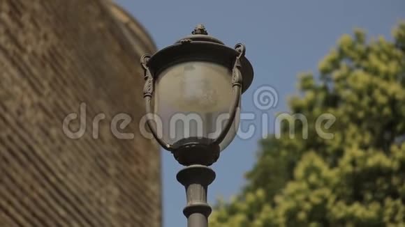 一座古老的石塔墙上有一盏路灯的全景视频的预览图