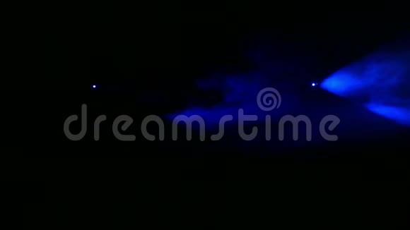 光线在烟雾毯的黑暗中产生蓝色轮廓聚光灯视频的预览图
