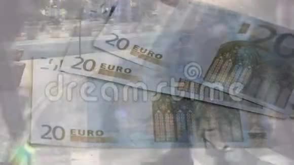 走路的人和欧元钞票都是浮动的视频的预览图