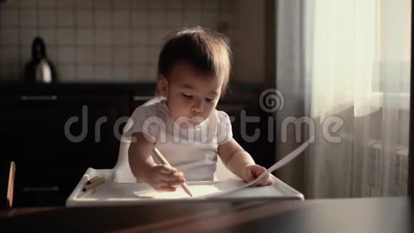 小可爱的女婴在纸上画铅笔对她的工作感到惊讶视频的预览图