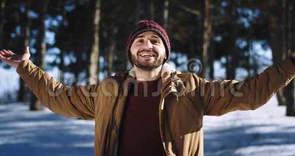 有魅力的人带着一个大大的微笑在冬天的时候享受森林里的时光他呼吸一些新鲜空气感觉到视频的预览图