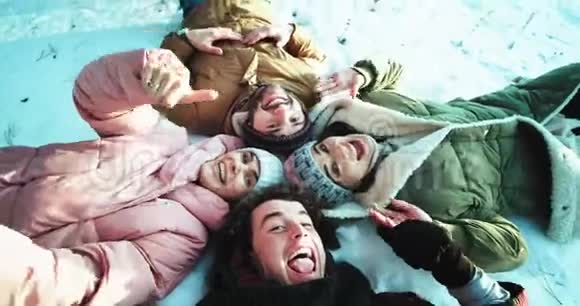 一群多民族的朋友在冬天一起享受时光他们躺在地板上围成一个圈视频的预览图