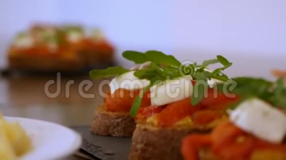 三明治加奶酪和红胡椒视频的预览图
