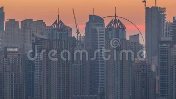 迪拜码头摩天大楼和高尔夫球场白天到晚上迪拜阿拉伯联合酋长国视频的预览图