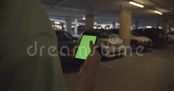 人在手机应用程序上搜索停放的共享汽车视频的预览图