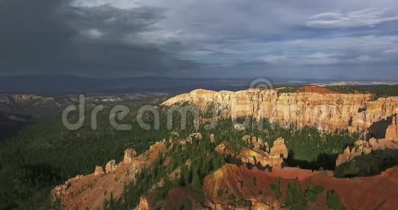 摄像机在黑暗的天空下拍摄峡谷的空中景色视频的预览图