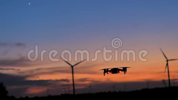 无人机飞去拍摄照片和视频在黄昏的日落黑暗和谷物处理视频的预览图