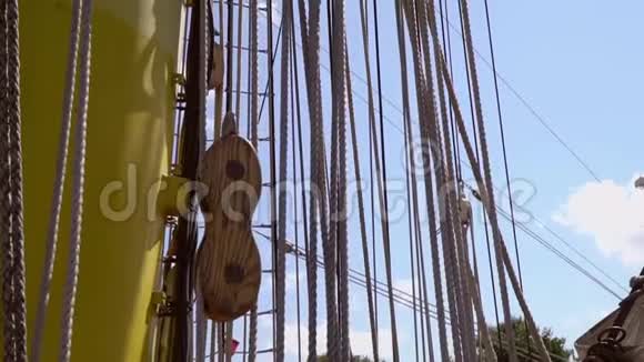 历史上的帆船上绳索和卷轴的细节视频的预览图