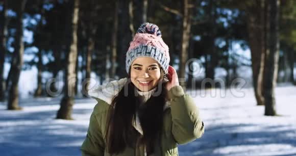 美丽的女士戴着一顶漂亮的帽子戴着森林肖像在镜头前大笑着视频的预览图