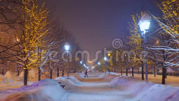 小镇上一条雪覆盖的美丽小巷冬季下雪天气视频的预览图