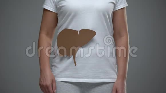 女士持纸肝标志肝硬化和癌症预防运动健康视频的预览图