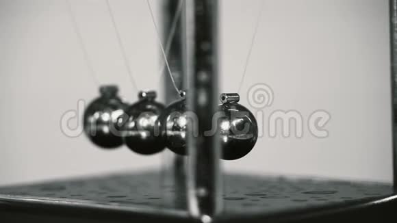 牛顿球玩具金属视频的预览图