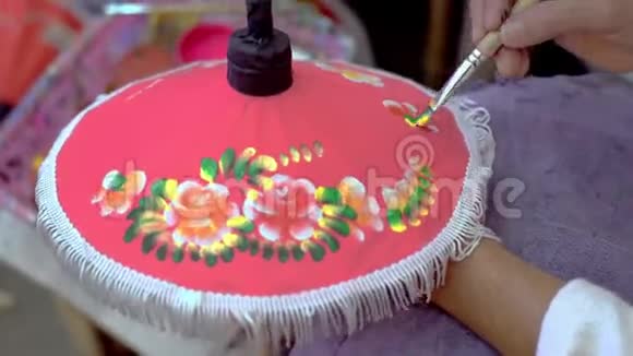 泰国女孩制作手工制作的泰国风格纸伞画视频的预览图
