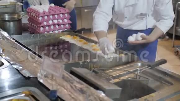 厨师把鸡蛋放进煎锅里煮鸡蛋的过程特写健康的早餐视频的预览图